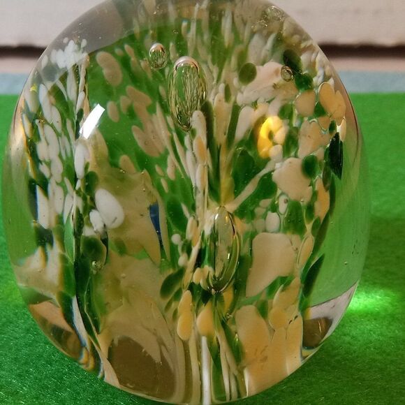 Vintage Paperweight Art Glass Green/White Flowers w/ Bubbles Cottagecore - Picture 2 of 12